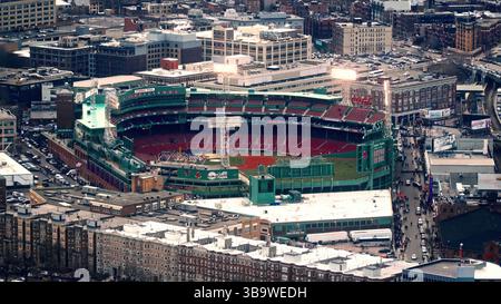 BOSTON, USA - 3. APRIL 2017 - Fenway Park Baseballstadion in Boston, Massachusetts, in dem Fans die umliegenden Straßen füllen Stockfoto