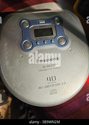 Nahaufnahme des tragbaren CD-Players Vintage Panasonic SL-SX270 auf Stoffhintergrund in natürlichem Licht Stockfoto