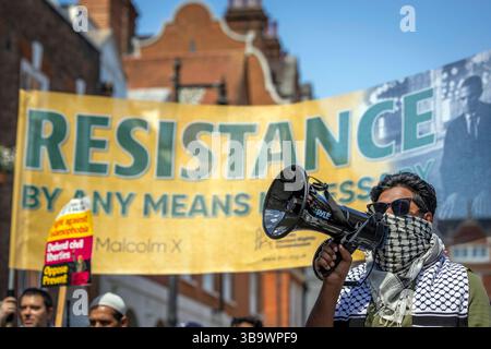 London, Großbritannien. Mai 2025. Botschaft der Arabischen Republik Ägypten, London – 10. Mai 2025 Demonstranten versammelten sich vor der ägyptischen Botschaft in London zum Protest der Muslimischen Einheit, der von mehreren muslimischen Interessengruppen organisiert wurde. Die Demonstranten forderten Ägypten auf, den Grenzübergang Rafah zu öffnen, die Zusammenarbeit mit israel im Handel und in den Geheimdiensten einzustellen, und forderten die ägyptischen Streitkräfte nachdrücklich auf, das Volk des Gazastreifens zu schützen. Abdullah Bailey/Alamy Live Stockfoto