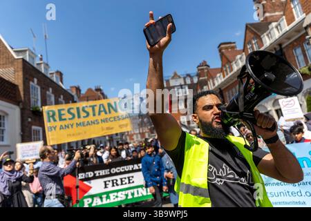 London, Großbritannien. Mai 2025. Botschaft der Arabischen Republik Ägypten, London – 10. Mai 2025 Demonstranten versammelten sich vor der ägyptischen Botschaft in London zum Protest der Muslimischen Einheit, der von mehreren muslimischen Interessengruppen organisiert wurde. Die Demonstranten forderten Ägypten auf, den Grenzübergang Rafah zu öffnen, die Zusammenarbeit mit israel im Handel und in den Geheimdiensten einzustellen, und forderten die ägyptischen Streitkräfte nachdrücklich auf, das Volk des Gazastreifens zu schützen. Abdullah Bailey/Alamy Live Stockfoto