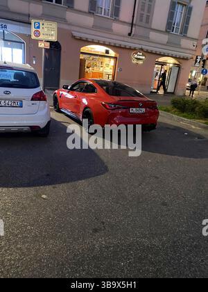 Cremona, Italien - 5. April 2025: Die Ausstrahlung des BMW M4 Competition Coupés von 2021 in atemberaubendem Java Green Metallic auf einer belebten City Street Stockfoto
