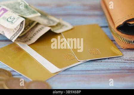 Geldbörse mit Bargeld und Karten auf einem Holztisch während des Tages Stockfoto