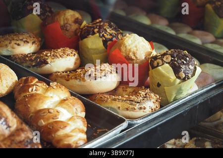 Frisch gebackenes Gebäck wird in einer Bäckerei gezeigt Stockfoto