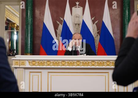 Moskau, Russland. Mai 2025. Der russische Präsident Wladimir Putin nimmt am 11. Mai 2025 an einer Pressekonferenz im Kreml in Moskau Teil. Der russische Präsident Wladimir Putin schlug am Sonntag die Wiederaufnahme der direkten Verhandlungen mit der Ukraine am 15. Mai in Istanbul vor. Quelle: Liu Kai/Xinhua/Alamy Live News Stockfoto