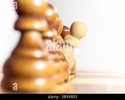 Einzigartige hölzerne Schachfiguren, die in strategischer Form auf einem Schachbrett angeordnet sind Stockfoto