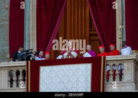 Vatikanstadt neu gewählter Papst Leo XIV. Robert Franziskus Prevost winkt nach der Konklave vom zentralen Loggia-Balkon des Petersdoms Stockfoto