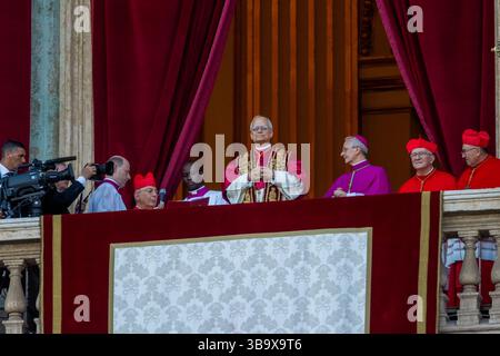 Vatikanstadt neu gewählter Papst Leo XIV. Robert Franziskus Prevost winkt nach der Konklave vom zentralen Loggia-Balkon des Petersdoms Stockfoto