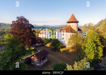 Schweiz, Baselland, Baselbiet, Laufental, Zwingen, Zwingen BL, Wasserschloss, Frühling Stockfoto