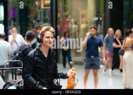 Der junge Busker-Geiger Vasiliy Shapkin trat im Dezember 2024 in der Pitt Street Mall in Sydney auf Stockfoto