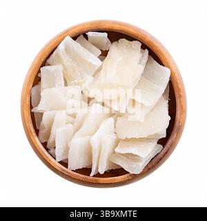 Aloe Vera Scheiben, getrocknet und gezuckert, in einer Holzschale. Einzigartiges Dessert oder Snack mit zäher Textur und süßem und würzigem Geschmack. Stockfoto