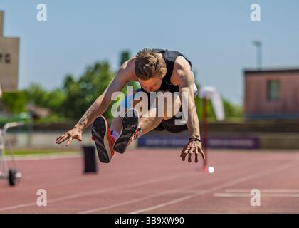 Wiesbaden, Deutschland. Mai 2025. Jonas Neuenroth (SSC Bad Sooden-Allendorf); 6. Wiesbadener Sprungmeeting - WI JUMP! im Helmut-Sch?n-Sportpark in Wiesbaden am 10.05.2025, (Hessen). Quelle: dpa/Alamy Live News Stockfoto