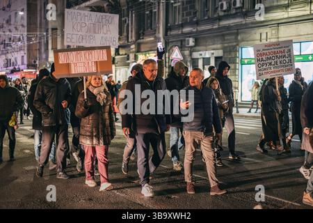 14. Februar 2025, Belgrad, Serbien: Eine Menge von Demonstranten marschiert durch die Straßen der Stadt und bringt ihre Wut gegen die Korruption zum Ausdruck Stockfoto