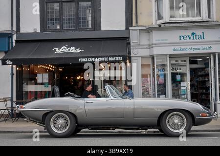Jaguar E-Typ Cabriolet, Silber, 1965, legendärer britischer Sportwagen Stockfoto