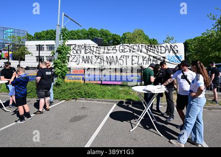 ZWOLLE - PEC Zwolle Fans vor dem niederländischen Eredivisie-Spiel zwischen PEC Zwolle und Go Ahead Eagles im MAC3Park Stadion am 11. Mai 2025 in Zwolle, Niederlande. ANP GERRIT VAN KEULEN Stockfoto