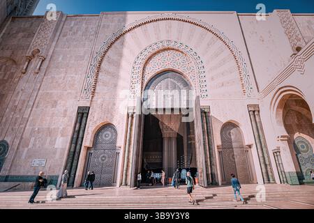 4. März 2025, Casablanca, Marokko: Menschen gehen in die Hassan II Moschee, die größte Moschee Afrikas Stockfoto