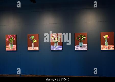 David Hockney, ich tupfe Gemälde, 20 Blumen für 2025 und einige größere Bilder, Salzmühle, Saltaire, West Yorkshire Stockfoto