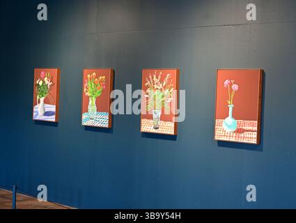 David Hockney, ich tupfe Gemälde, 20 Blumen für 2025 und einige größere Bilder, Salzmühle, Saltaire, West Yorkshire Stockfoto