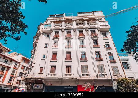 4. März 2025, Casablanca, Marokko: Flacher Blick auf ein weißes Kolonialgebäude mit Balkonen und Holzläden, die den architektonischen Stil zeigen Stockfoto