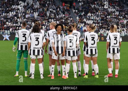 Turin, Italien. Mai 2025. Sara Gama von Juventus FC Team-Kameraden stellen sich mit dem Trikot Nummer 3 an, um Sara Gama aus dem letzten Spiel von Juventus zu ehren, nachdem sie ihren Rücktritt bekannt gegeben hatte, bevor sie am 10. Mai 2025 im Allianz Stadium in Turin, Italien, das Fußballspiel der Women Serie A zwischen Juventus FC und FC Internazionale anpfiff. Quelle: Marco Canoniero/Alamy Live News Stockfoto