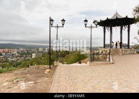 Russland, Pjatigorsk - 12. september 2024: Touristen in einem Pavillon auf einer Aussichtsplattform über der Stadt Pjatigorsk an einem bewölkten Herbsttag. Wolken über Stockfoto