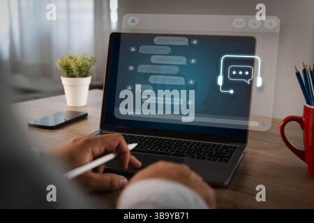 Geschäftsmann, der KI-Chatbot-Support auf Laptop für den Online-Kundenservice nutzt Stockfoto