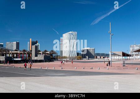 Eintritt zum Parque del Forum und Diagonal Zero Zero oder Torre Diagonal One, entworfen von Emba Estudi Massip-Bosch, Barcelona, Spanien Stockfoto