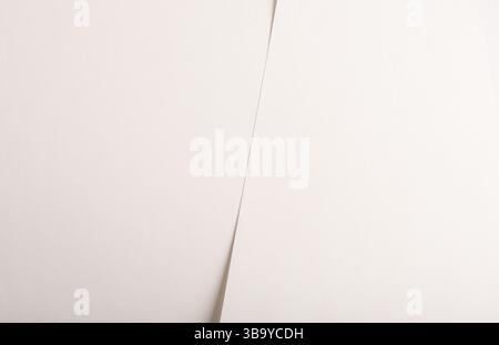 Papierstruktur mit cremigem Beigetönen, sauberer, glatter Oberfläche und feiner, dezenter Komposition, natürliches, weißes Designpapier für einen eleganten, stilvollen Rücken Stockfoto