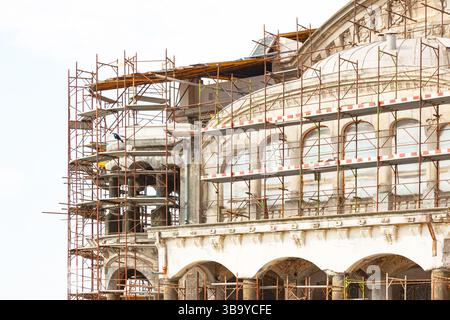 Rekonstruktion eines alten Gebäudes mit Gerüsten. Stockfoto