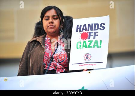 Glasgow, Großbritannien. 11. Mai 2025: Demonstranten halten während des Protestes ein Plakat. Demonstranten versammelten sich vor den Stufen der Buchannan Street, um gegen die israelische Besetzung Palästinas und den vom Westen unterstützten Völkermord an den Palästinensern zu protestieren. Quelle: Eastern Goodwin Media/Alamy Live News Stockfoto