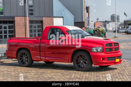 Red Dodge RAM SRT-10 steht draußen auf der Straße Stockfoto