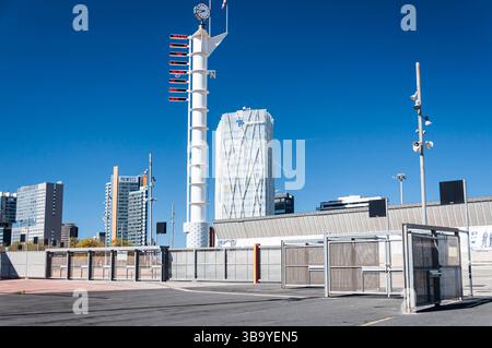 Eintritt zum Parque del Forum und Diagonal Zero Zero oder Torre Diagonal One, entworfen von Emba Estudi Massip-Bosch, Barcelona, Spanien Stockfoto