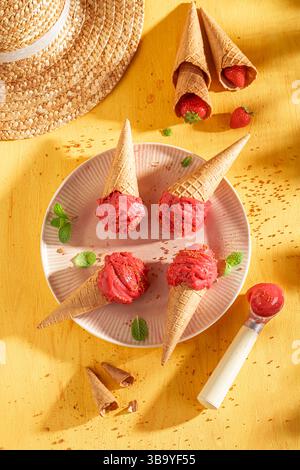Hausgemachtes und köstliches Erdbeereis in Waffelkegel. Eis aus Sahne und Erdbeeren. Stockfoto