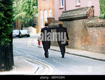 ETON England College in Windsor zwei Studenten auf dem Weg Stockfoto