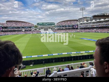 England gegen Australien, Ashes Series Test Match Serie auf dem Lords Cricket Ground, St Johns Wood, London, Juli 2023. Compton & Edrich steht im Blick. Stockfoto