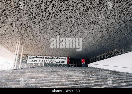 5. März 2025, Casablanca, Marokko: Moderne Architektur des Bahnhofs Casa Voyageurs mit gemusterter Decke und gefliester Wand Stockfoto