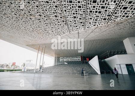 5. März 2025, Casablanca, Marokko: Moderne Architektur und geometrische Muster, die den Bahnhof Casa Voyageurs definieren, bilden einen markanten Drehkreuz Stockfoto