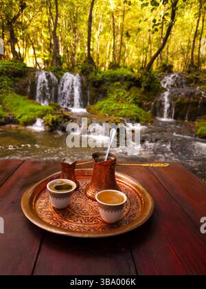 Traditioneller bosnischer türkischer Kaffee in der Natur. Stockfoto