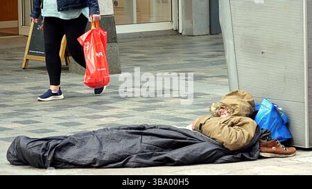 Glasgow, Schottland, Großbritannien. Mai 2025. Die umstrittene Renovierung des George Square im Zentrum der Stadt hat das Herz aus der Stadt gerissen, da es ein Kreuzungspunkt war und zum Ziel für Touristen ging. Der Platz ist komplett abgemauert und mit teuren Werbung für die Stadt bedeckt, da Obdachlose auf den Straßen der Stadt schlafen. Die Statuen werden ab Montag entfernt. Credit Gerard Ferry /Alamy Live News Stockfoto