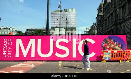 Glasgow, Schottland, Großbritannien. Mai 2025. Die umstrittene Renovierung des George Square im Zentrum der Stadt hat das Herz aus der Stadt gerissen, da es ein Kreuzungspunkt war und zum Ziel für Touristen ging. Der Platz ist komplett abgemauert und mit teuren Werbung für die Stadt bedeckt, da Obdachlose auf den Straßen der Stadt schlafen. Die Statuen werden ab Montag entfernt. Credit Gerard Ferry /Alamy Live News Stockfoto