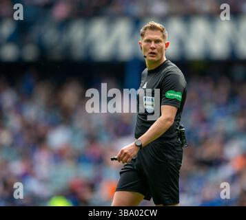 Ibrox Stadium, Glasgow, Großbritannien. Mai 2025. Scottish Premiership Football, Rangers versus Aberdeen; Schiedsrichter David Dickinson Credit: Action Plus Sports/Alamy Live News Stockfoto
