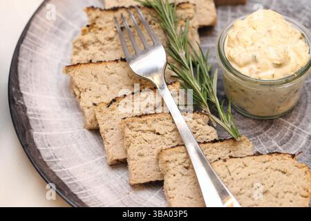 Kaninchenfleisch pâté Scheiben. Hausgemachte gebackene Terrine auf Teller. Serviert mit Kräuter-Mayonnaise-Dip. Feinschmecker Fleischschale aus der Nähe. Rustikale Kaninchenleberverbreitung. Stockfoto