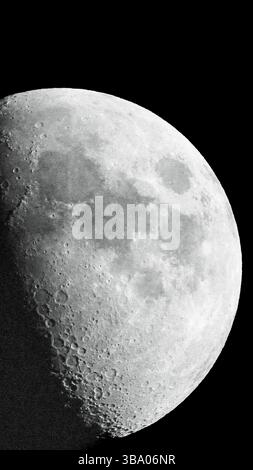 Der Mond gegen den Nachthimmel. Jahrestag der Mondlandung und Blick auf neue Weltraumforschung Stockfoto