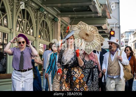 London, Großbritannien. 11. Mai 2025. Elegant gekleidete Personen nehmen am fünften Grand flâneur Walk Teil, vorbei am Kaufhaus Fortnum & Mason. Die Veranstaltung beginnt an der Beau Brummell-Statue in der Jermyn Street und ist definiert als ein Spaziergang ohne Zweck, der die Kunst der flâneur zelebriert, ohne etwas bestimmtes zu tun, und als Gegenmittel für die Anforderungen des modernen Lebens und des digitalen Smartphones. Quelle: Stephen Chung / Alamy Live News Stockfoto