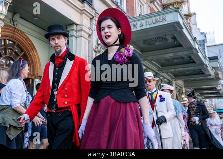 London, Großbritannien. 11. Mai 2025. Elegant gekleidete Personen nehmen am fünften Grand flâneur Walk Teil, vorbei am Kaufhaus Fortnum & Mason. Die Veranstaltung beginnt an der Beau Brummell-Statue in der Jermyn Street und ist definiert als ein Spaziergang ohne Zweck, der die Kunst der flâneur zelebriert, ohne etwas bestimmtes zu tun, und als Gegenmittel für die Anforderungen des modernen Lebens und des digitalen Smartphones. Quelle: Stephen Chung / Alamy Live News Stockfoto