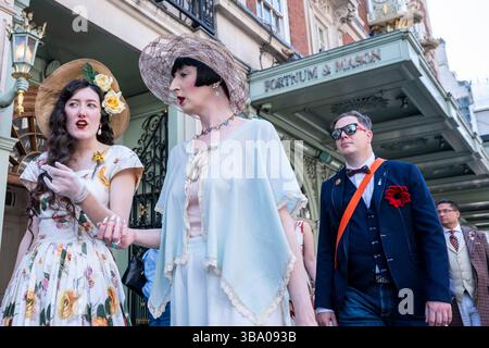 London, Großbritannien. 11. Mai 2025. Elegant gekleidete Personen nehmen am fünften Grand flâneur Walk Teil, vorbei am Kaufhaus Fortnum & Mason. Die Veranstaltung beginnt an der Beau Brummell-Statue in der Jermyn Street und ist definiert als ein Spaziergang ohne Zweck, der die Kunst der flâneur zelebriert, ohne etwas bestimmtes zu tun, und als Gegenmittel für die Anforderungen des modernen Lebens und des digitalen Smartphones. Quelle: Stephen Chung / Alamy Live News Stockfoto