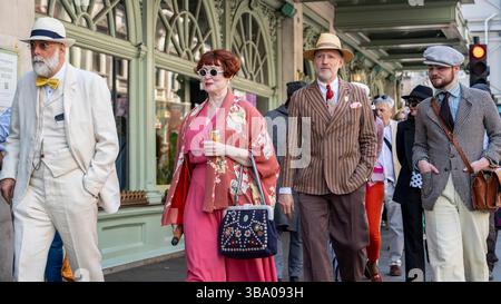 London, Großbritannien. 11. Mai 2025. Elegant gekleidete Personen nehmen am fünften Grand flâneur Walk Teil, vorbei am Kaufhaus Fortnum & Mason. Die Veranstaltung beginnt an der Beau Brummell-Statue in der Jermyn Street und ist definiert als ein Spaziergang ohne Zweck, der die Kunst der flâneur zelebriert, ohne etwas bestimmtes zu tun, und als Gegenmittel für die Anforderungen des modernen Lebens und des digitalen Smartphones. Quelle: Stephen Chung / Alamy Live News Stockfoto