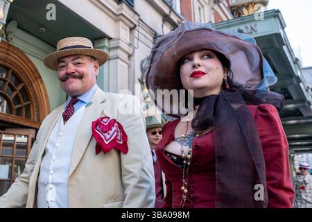 London, Großbritannien. 11. Mai 2025. Elegant gekleidete Personen nehmen am fünften Grand flâneur Walk Teil, vorbei am Kaufhaus Fortnum & Mason. Die Veranstaltung beginnt an der Beau Brummell-Statue in der Jermyn Street und ist definiert als ein Spaziergang ohne Zweck, der die Kunst der flâneur zelebriert, ohne etwas bestimmtes zu tun, und als Gegenmittel für die Anforderungen des modernen Lebens und des digitalen Smartphones. Quelle: Stephen Chung / Alamy Live News Stockfoto