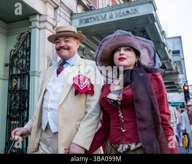 London, Großbritannien. 11. Mai 2025. Elegant gekleidete Personen nehmen am fünften Grand flâneur Walk Teil, vorbei am Kaufhaus Fortnum & Mason. Die Veranstaltung beginnt an der Beau Brummell-Statue in der Jermyn Street und ist definiert als ein Spaziergang ohne Zweck, der die Kunst der flâneur zelebriert, ohne etwas bestimmtes zu tun, und als Gegenmittel für die Anforderungen des modernen Lebens und des digitalen Smartphones. Quelle: Stephen Chung / Alamy Live News Stockfoto