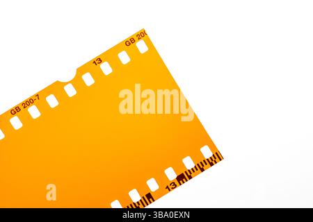 Top-Shot-Detail eines 35-mm-Filmstreifens auf weißem Lightbox-Hintergrund Stockfoto