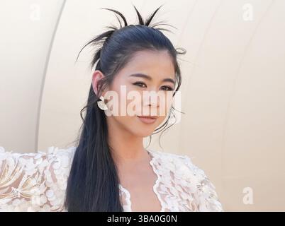 Leah Lewis kommt am Samstag, dem 10. Mai 2025, bei der Gold House 4. Jährlichen GOLD-GALA im Dorothy Chandler Pavilion Music Center in Los Angeles, CA. (Foto: Sthanlee B. Mirador/SIPA USA) Stockfoto